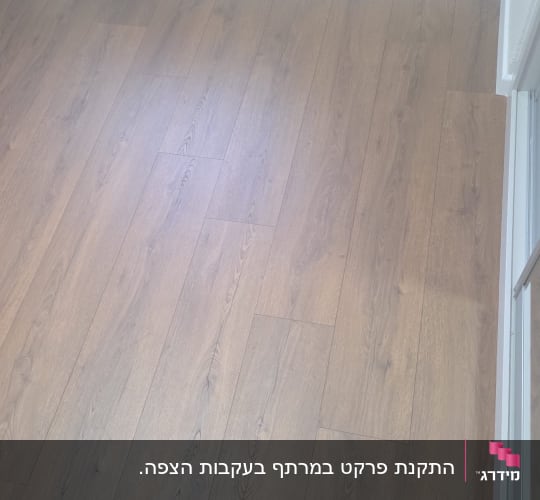 רצפת פרקט חומה עם גלגל של כיסא